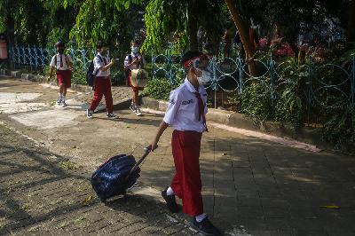 Siswa sekolah dasar meinggalkan sekolah setelah mengikuti pembelajaran tatap muka di SD Negeri Manggarai 01, Jakarta, 30 Agustus 2021. Tempo/Hilman Fathurrahman W