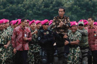 Presiden Joko Widodo saat mengunjungi Markas Korps Marinir TNI AL di Cilandak, Jakarta, 11 November 2016. TEMPO/Subekti