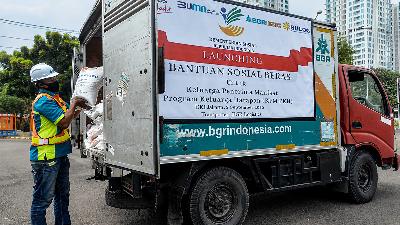 A Bhanda Ghara Reksa truck to transport rice aid from the social affairs ministry for 10 million families of the Family Hope Program in Kelapa Gading, Jakarta, September 2020.
Tempo/Tony Hartawan
