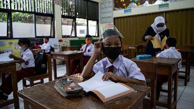 Students in the face-to-face learning at Pondok Labu 14 State Elementary School, South Jakarta, August 3. A total of 610 schools in the capital city held limited face-to-face learning with strict health protocols.
Antara/Sigid Kurniawan
