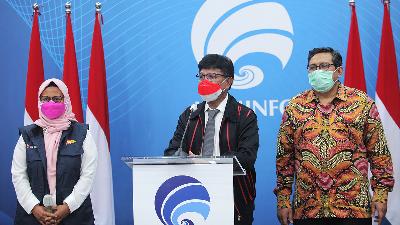 Minister of Communication and Informatics Johnny G. Plate (center) accompanied by Acting Director General of Post and Information Technology Ismail MT (right) and XL Axiata CEO Dian Siswarini (left) giving a press statement during the submission of the Description of Operational Eligibility (SKLO) for 5G letter in Jakarta, August 12.
Antara/Reno Esnir
