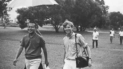 Suharto (left) and David Jenkins in Rawamangun, Jakarta, 1970.
Burt Glinn/David Jenkins Doc.
