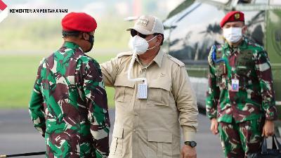Danjen Kopassus Mayjen TNI Mohamad Hasan menerima kunjungan Menteri Pertahanan Prabowo Subianto di Pusat Pendidikan dan Latihan Pasukan Khusus (Pusdiklatpassus) Komando Pasukan Khusus (Kopassus), Bandung, Jawa Barat.