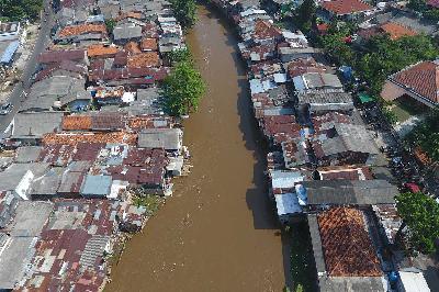 Foto udara Sungai Ciliwung diambil dari kawasan Manggarai di Jakarta, 2 Agustus 2021. TEMPO/Subekti