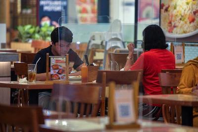 Warga memesan makanan pada salah satu restoran di Transmart Ayani, Jakarta, 14 September 2021.. Tempo/Tony Hartawan
