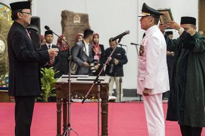 Menteri Dalam Negeri Tjahjo Kumolo (kiri) melantik Komisaris Jenderal Mochamad Iriawan sebagai Penjabat Gubernur Jawa Barat di Gedung Merdeka, Bandung, Jawa Barat, 18 Juni 2018. ANTARA/M Agung Rajasa