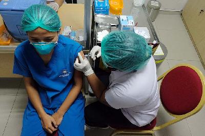 Petugas menyuntikkan vaksin Moderna kepada tenaga kesehatan yang menjalani vaksinasi COVID-19 dosis ketiga di Rumah Sakit Bali Mandara, Denpasar, Bali, 4 Agustus 2021. ANTARA/Nyoman Hendra Wibowo