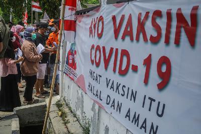 Warga antre sebelum mengikuti vaksinasi Covid-19 dosis kedua secara massal di PMI Kota Bekasi, Jawa Barat, 25 September 2021. Tempo/Hilman Fathurrahman W
