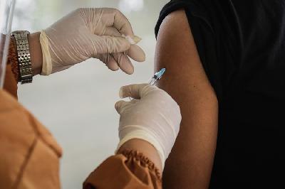 Tenaga Kesehatan menyuntikkan Vaksin Covid-19 pada warga di Taman Pemuda Pratama, Beji, Kota Depok, 22 September 2021. TEMPO/M Taufan Rengganis