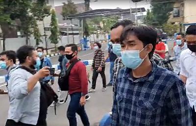 Jurnalis Tempo Nurhadi (kanan) setelah menjalani visum di Rumah Sakit Bhayangkara Polda Jatim, 28 Maret. Dok AJI Surabaya