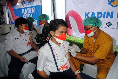 Vaksinator menyuntikkan vaksin Covid-19 kepada pelajar SMP dalam rangka persiapan Pembelajaran Tatap Muka terbatas di Kebun Raya Bogor, Jawa Barat, 28 Agustus 2021. ANTARA/Arif Firmansyah