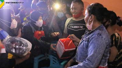 Menteri Sosial Tri Rismaharini mengubjungi dan memberikan bantuan kepada korban banjir Gorontalo.