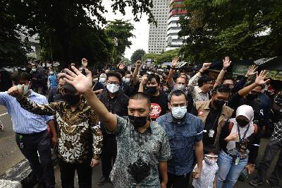 Pegawai KPK yang tidak lolos TWK meninggalkan kantor Komisi Pemberantasan Korupsi, Jakarta, 30 September 2021. TEMPO/Imam Sukamto