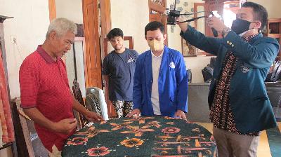Anggota tim Naratik menemui perajin batik di Pekalongan, Jawa Tengah. Dok. Naratik