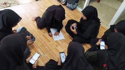 Relawan dari Pusat Pengembangan Sumberdaya Wanita saat sharing kepada para perempuan muda untuk pemanfaatan teknologi digital pada ponsel, di Lebak, Banten. Foto: Dokumentasi Asosiasi PPSW