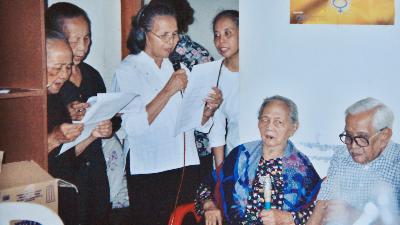 Umi Sardjono (duduk kedua kanan) saat melayat Ibu Sujinah yang wafat di panti jompo, 7 September 2007. Dok. Pribadi Uchikowati