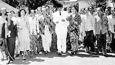 Sukarno bersama para aktivis perempuan. Collectie Stichting Nationaal Museum van Wereldculturen via Wikimedia Commons CC-BY-SA-3.0