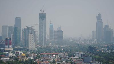 Suasana gedung-gedung bertingkat yang diselimuti polusi di Jakarta, Rabu, 29 Juli 2020.
Polusi udara kembali menyelimuti langit Jakarta, sejak masa Pembatasan Sosial Berskala Besar (PSBB) memasuki masa transisi. Berdasarkan data AirVisual, kualitas udara Jakarta pada Rabu (29/7) mencapai angka 156 US AQI, yang tergolong tidak sehat/TEMPO/Muhammad Hidayat