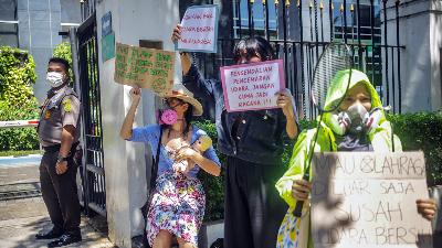 Aktivis  melakukan aksi sebelum sidang pembacaan putusan gugatan terkait polusi udara di Pengadilan Negeri Jakarta Pusat, 16 September 2021/TEMPO / Hilman Fathurrahman W
