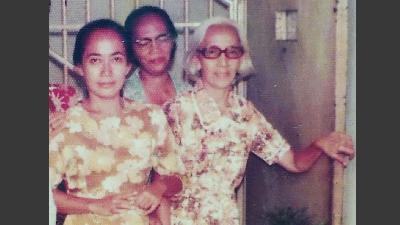 Umi Sardjono (tengah) saat berada di Rumah Tahanan Politik Bukit Duri, Jakarta, pada 1970-an/Repro/TEMPO/Nurdiansah