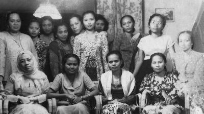 Umi Sardjono (standing, second right), with women leaders of the independence era including Rangkayo Rasuna Said (seated, left), Kartinah Kurdi (seated, second from right), and SK Trimurti (seated, right).
Repro Photo: Gunawan Wicaksono, from Uchikowati Doc.
