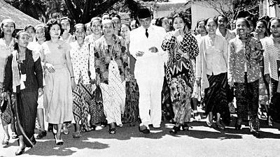 Sukarno with women activists. 
Collectie Stichting Nationaal Museum van Wereldculturen via Wikimedia Commons CC-BY-SA-3.0
