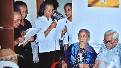 Umi Sardjono (second from right) at the funeral wake of Sujinah who died in a nursing home, September 7, 2007.
Uchikowati Doc.
