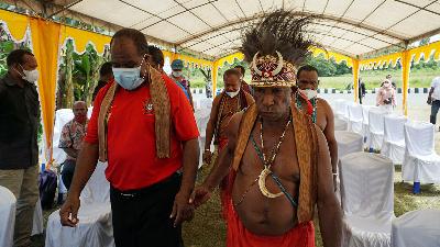 Elder Malamoi (right) walking with the Regent of Sorong, Jhony Kamuru in Aimas, Sorong Regency, West Papua, September 10. The Malamoi indigenous people together with the Indonesian Malamoi Intellectual Association (PIMI) show their support for Jhony Kamuru who is sued by palm oil companies for revoking their licenses, at the Jayapura State Administrative Court (PTUN).
Antara/Olha Beginnda
