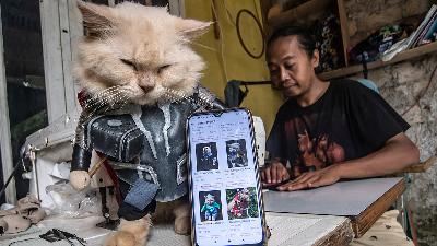 A man is making fashion accessories for cats at Usingcloath, Bogor, West Java, June 18. 
Antara/Muhammad Adimaja
