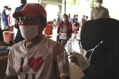 Warga mengikuti vaksinasi Covid-19 di Petamburan, Jakarta, 31 Agustus 2021. TEMPO/Muhammad Hidayat