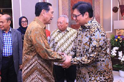 Airlangga Hartarto dan Luhut Binsar Panjaitan di Rumah Dinas Menteri Perindustrian, Jakarta, 15 Juni 2018. kemenperin.go.id