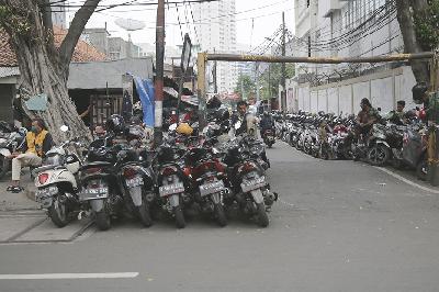 Parkir liar di kawasan Pasar Tanah Abang, Jakarta, 5 Oktober 2021. TEMPO/Muhammad Hidayat