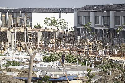 Pekerja menyelesaikan pembangunan rumah di Jakarta Utara, 5 September 2021. ANTARA/Dhemas Reviyanto