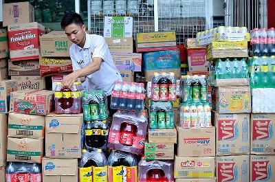 Pekerja menata kemasan minuman botol plastik di salah satu minimarket di kawasan Setiabudi, Jakarta. TEMPO/Tony Hartawan