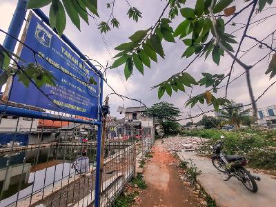 Papan informasi 'Tanah Milik Pemprov DKI Jakarta' terpasang di lokasi yang direncanakan untuk pembuatan Waduk di Lebak Bulus, Jakarta, 7 Oktober 2021. TEMPO / Hilman Fathurrahman W