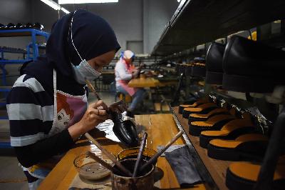 Pekerja memproduksi sepatu yang akan diekspor di Bandung, Jawa Barat, 31 Maret 2021. TEMPO/Prima Mulia