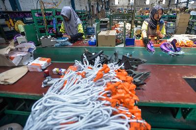 Pekerja merakit seterika di pabrik alat rumah tangga, Cileungsi, Bogor, Jawa Barat. TEMPO/Tony Hartawan