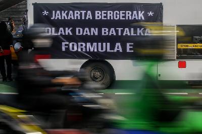 Protes menolak pelaksanaan Formula E di depan gedung Polda Metro Jaya, Jakarta, 22 September 2021. TEMPO / Hilman Fathurrahman W