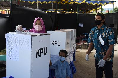 Warga memberikan suara  pada Pemilihan Kepala Daerah serentak di Baleendah, Kabupaten Bandung, Jawa Barat, 9 Desember 2020. TEMPO/Prima Mulia