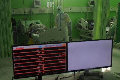Petugas medis merawat pasien Covid-19 di ruang ICU RSUD Slamet Martodirjo, Pamekasan, Jawa Timur, 21 Juni 2021. ANTARA/Saiful Bahri
