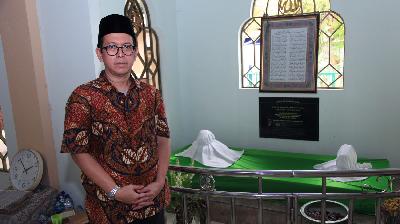 Sejarawan Universitas Indonesia Bondan Kanumoyoso di makam KH Tubagus Muhammad Falak di Pagentongan, Bogor, Jawa Barat,  1 Oktober 2021. TEMPO/Gunawan Wicaksono