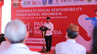 Ketua Dewan Komisioner OJK Wimboh Santoso dalam kegiatan bantuan sosial dan vaksinasi Covid 19 bagi masyarakat di sekitar Pondok Pesantren Matholiúl Anwar (MAWAR), Lamongan, Jawa Timur