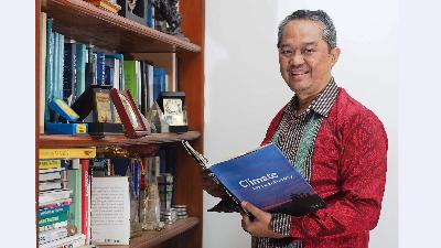 Edvin Aldrian, Profesor Riset bidang Meteorologi saat ditemui di kediamannya di Jakarta,  01 Oktober 2021. TEMPO/STR/Nurdiansah
