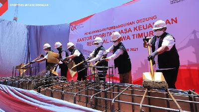 Acara seremonial pembangunan gedung kantor OJK Regional 4 di Jalan Gubernur Suryo, Surabaya, Jawa Timur, Sabtu, 9 Oktober 2021.