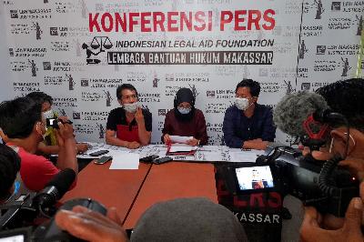 Penasihat hukum LBH Makassar Rezky Pratiwi (tengah) menyampaikan keterangan pers terkait penghentian penyelidikan kasus pemerkosaan anak di Luwu Timur, di kantor LBH Makassar, Sulawesi Selatan, 9 Oktober 2021. TEMPO/Didit Hariyadi