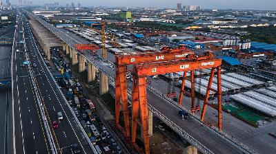 Foto udara pembangunan jalur kereta cepat Indonesia China di Casting Yard 1 dk 28, Cikarang, Jawa Barat, 23 September 2021. Tempo/Tony Hartawan