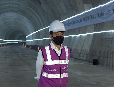 Presiden Joko Widodo meninjau pembangunan kereta cepat Jakarta-Bandung (KCJB) di Bekasi, Jawa Barat, 18 Mei 2021. presiden.go.id/BPMI Setpres/Lukas