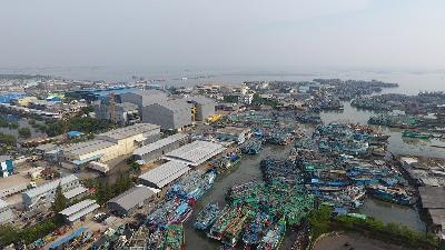 Foto udara kawasan teluk Jakarta di Muara Angke, Jakarta, 11 Oktober 2021. TEMPO/Subekti.
