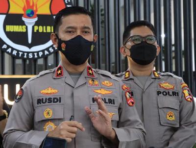 Karopenmas Polri Brigjen Rusdi Hartono (kiri) meminta bukti baru kasus dugaan pemerkosaan tiga anak di Luwu Timur kepada LBH Makassar di Mabes Polri, Jakarta, 10 Oktober 2021. Dok. Humas Polri