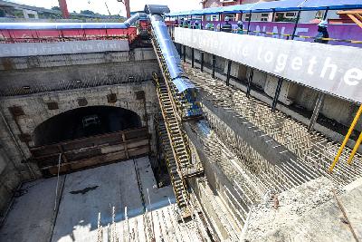 Pengerjaan kereta cepat Indonesia China di tunel 1 inlet sepanjang 1467 meter di kawasan Halim, Jakarta, 23 September 2021. Tempo/Tony Hartawan